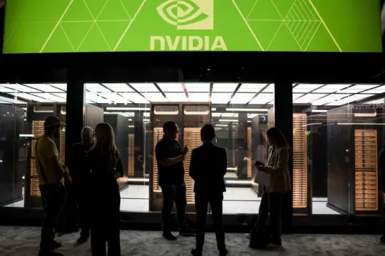 硅谷加码人工智能与公众谨慎态度形成反差，Meta调整资源配置与Cybertruck火灾风险引关注