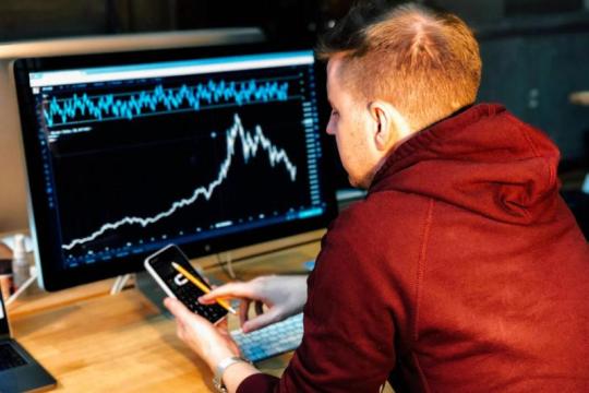 UFC播报短暂口误引发Polymarket剧烈波动 交易者676美元一度变为6.7万美元