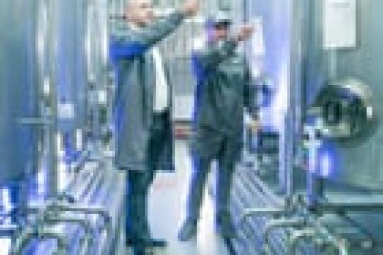 “这就是常态”：遭轰炸的乌克兰伏特加制造商寻求扩大出口