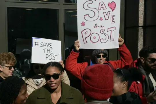 《华盛顿邮报》主编称裁员给员工带来“真实创伤”，强调报纸使命未变