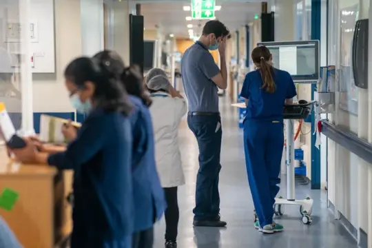 Medact警告：Palantir与NHS英格兰数据平台合同或扩大跨部门数据共享风险