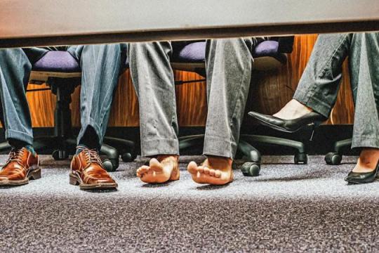 “无鞋办公室”在初创企业中流行：舒适与礼仪边界再被讨论