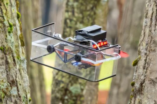 受蝙蝠启发的超声导航：掌上无人机可在雾霾与烟雾中自主飞行