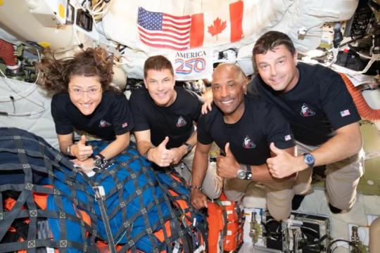 NASA阿尔忒弥斯二号飞船在太平洋成功着水 绕月载人试飞任务结束