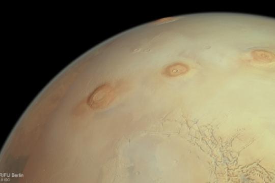 新研究指火星帕沃尼斯山下存在长期演化岩浆管道系统