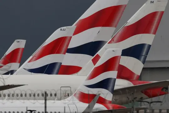 航空业游说英国放宽噪音与环保限制并下调飞行税，应对中东冲突引发的燃油风险