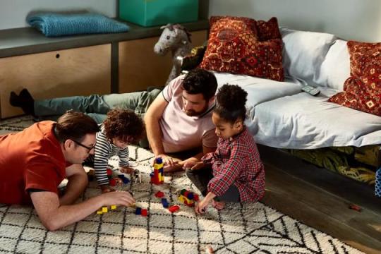 “第二班”负担加重：远程办公时代的父母集体疲惫