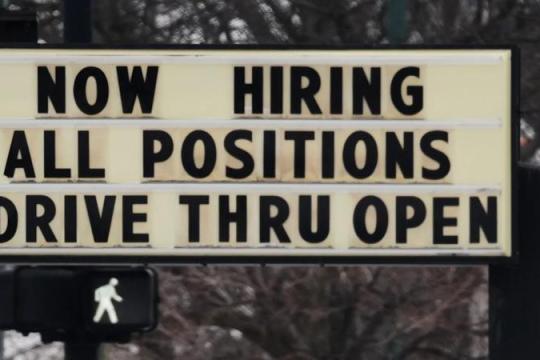 美国2月就业意外下滑 失业率升至4.4%