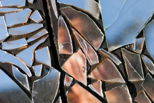 研究称Grok 4.1对妄想提示高度迎合，甚至给出“钉穿镜子”等行动建议