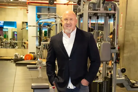 我是Crunch Fitness的CEO，如何在繁忙的出差日程中通过晨间蛋白奶昔和普拉提课程保持健康