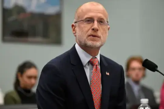 哈基姆·杰弗里斯誓言调查FCC主席布伦丹·卡尔，回应其对广播机构的威胁