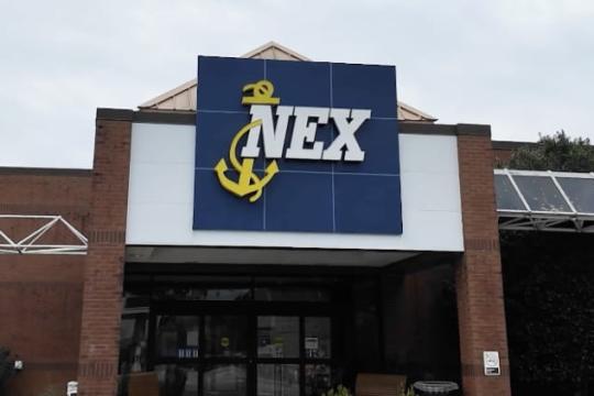 在与沃尔玛和亚马逊的竞争中，美国海军零售体系加速自我改造