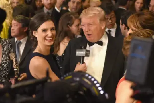 特朗普出席白宫记者协会晚宴：总统计划亮相引发争议与好奇，关注其应对方式