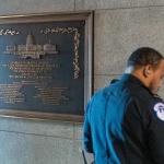 美国会1月6日纪念牌匾拖延安装争议持续 共和党“设计难题”说法遭质疑