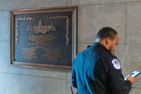 美国会1月6日纪念牌匾拖延安装争议持续 共和党“设计难题”说法遭质疑