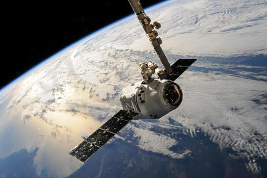 科学家警告低轨拥堵风险上升：SpaceX“星链”逾9000颗卫星成关注焦点