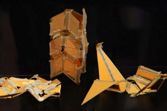 折纸启发的可打印聚合物软硬混合机器人：以电流驱动精准变形