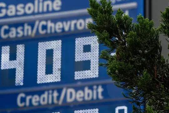 伊朗冲突推升油价与军工订单 美国油气与国防企业股价走强