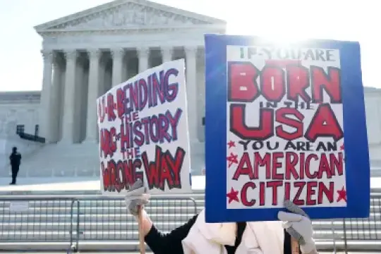 唐纳德·特朗普出席最高法院口头辩论，审理出生公民权案