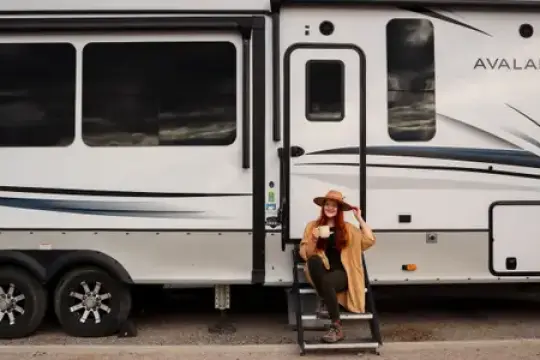 我辞去了医学院，全职驾驶房车旅行。生活并非总是轻松，但我无怨无悔