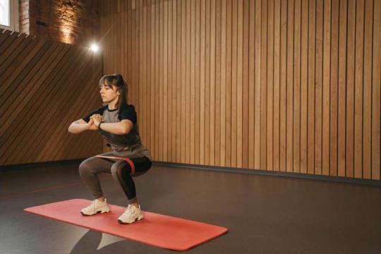 AI健身教练原型可实时纠正动作姿势，有望降低居家锻炼伤害