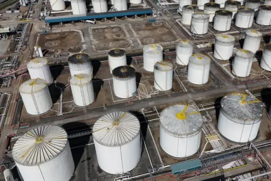 伊朗称霍尔木兹海峡对商船开放 布伦特油价跌破每桶90美元