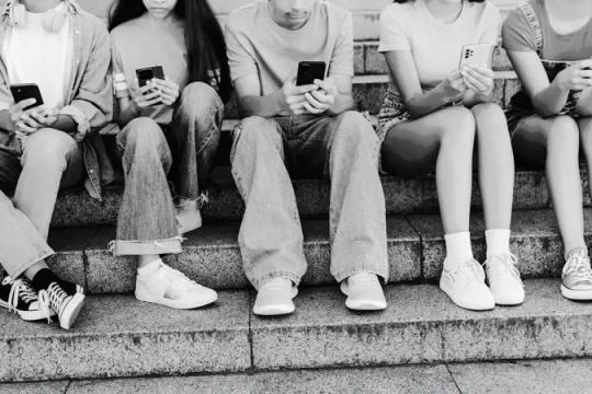 法国国民议会通过法案 拟自9月起禁止15岁以下儿童使用社交媒体