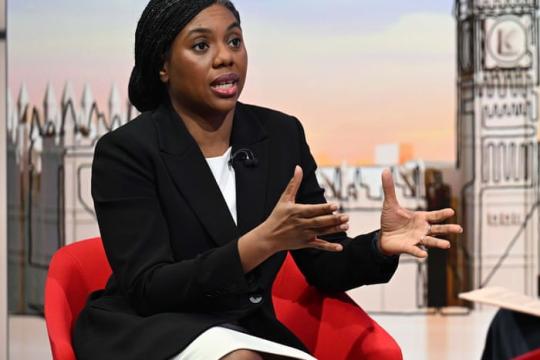 巴德诺克称保守党拟推动限制16岁以下青少年使用“令人上瘾”的社交媒体