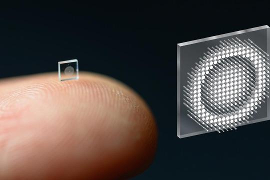 微型芯片级光学放大器实现约100倍增益且几乎不耗能