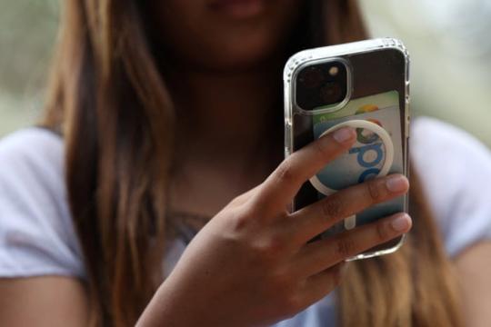 逾60名工党议员致信斯塔默，促支持禁止16岁以下青少年使用社交媒体