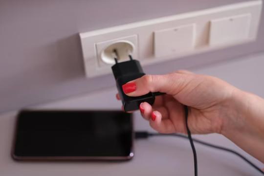 电工提醒：睡前建议拔掉的7类常见用电设备