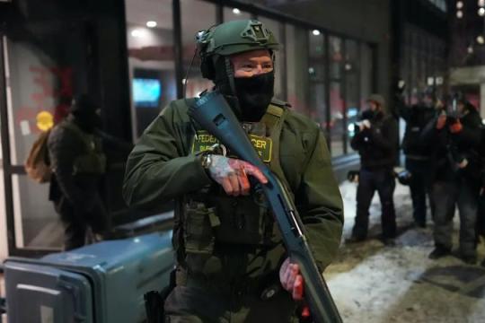 联邦法官听取明尼苏达州就暂停移民打击行动提出的诉讼辩论