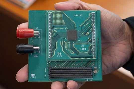 类脑AI硬件让自主设备高效独立决策