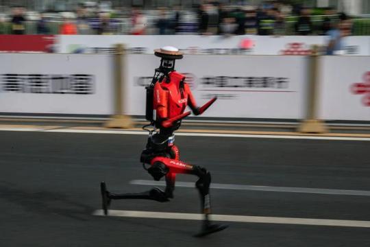 人形机器人在北京半程马拉松中跑出50分26秒 成绩快于人类世界纪录