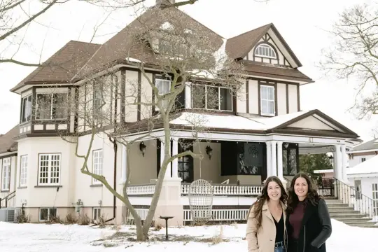 我们拥有一家民宿。在40岁前创业并拥抱我们的“奶奶工作”，是我们做过的最棒的决定