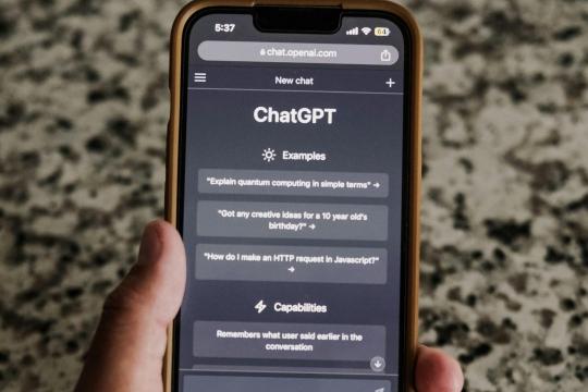 刁钻提问测试6款主流聊天机器人：均出现“幻觉”并给出自信回答