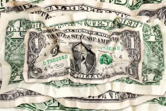 美元跌至四年低位 避险资金转向黄金与瑞士法郎