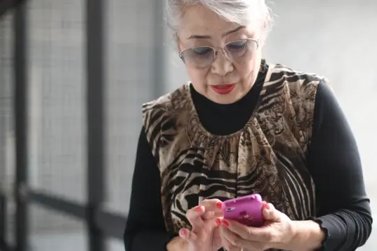 “我该如何结束通话？”：日本老年人学习掌握智能手机以避免“模拟孤立”