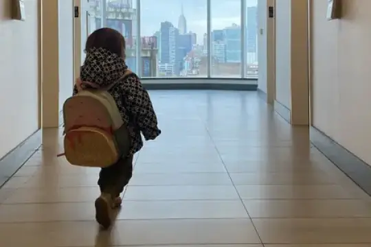 我们不需要托儿服务，但仍花费7500美元让幼儿每周上4小时课程，帮助她培养独立性