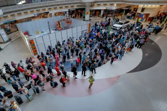 DHS停摆进入第六周：TSA无薪上岗压力加剧，白宫调派ICE赴14座机场支援引发争议