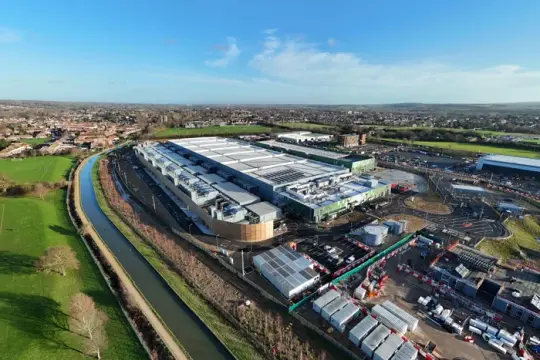 英国官员大幅上调人工智能数据中心碳排放估算