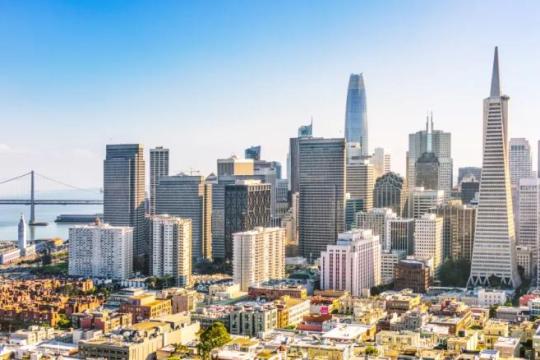 旧金山“支持亿万富翁”游行仅吸引数十名参与者