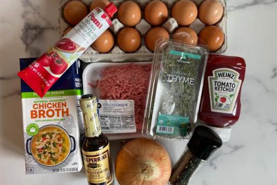 我尝试了Ina Garten、Ree Drummond和Rachael Ray的肉饼食谱，最好吃的像感恩节大餐