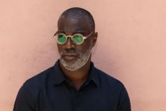 Tunde Adebimpe 扩展与UTA的经纪合作