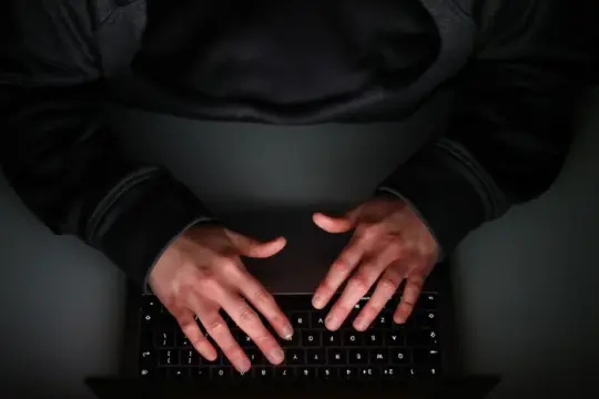 审查报告：英国警方应对网络儿童性虐待压力加剧 受害者保护被指不足