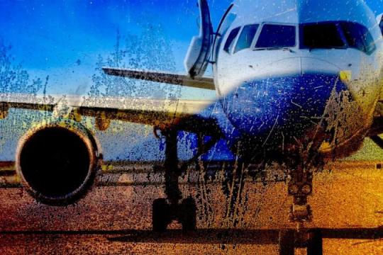 美国多家航空公司为“冬季风暴费恩”启动旅行豁免措施