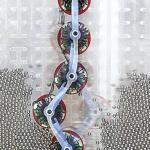 这些“活性材料”会弯曲、断裂，还能自己爬行、行走和挖掘