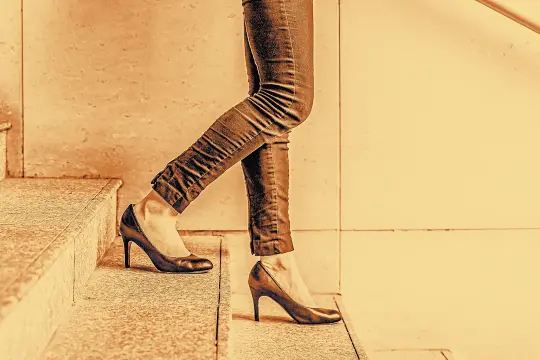 美国女性劳动力再现流失迹象 职业母亲受影响尤甚