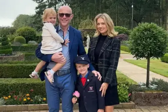 我是拥有8个孩子的亿万富翁。这是我避免宠坏他们的秘诀——以及我最重要的育儿原则