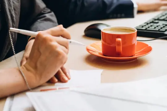 从“微移工时”到“咖啡打卡”：多种职场新说法指向同一现象